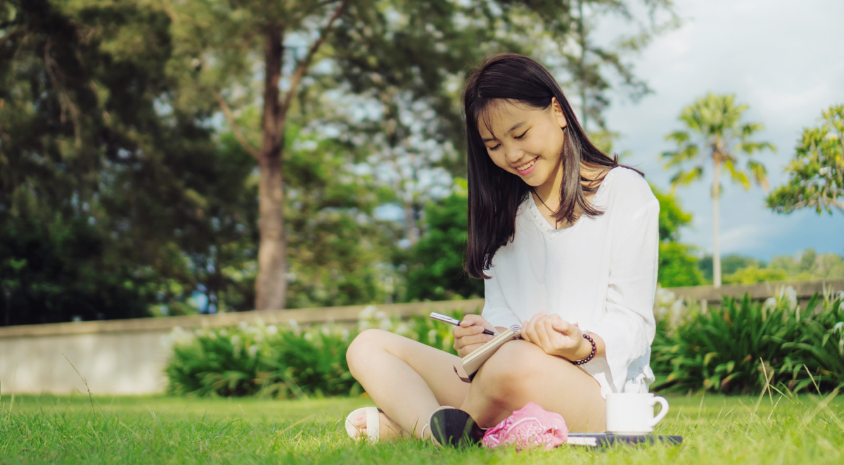 girl-journaling-in-a-park