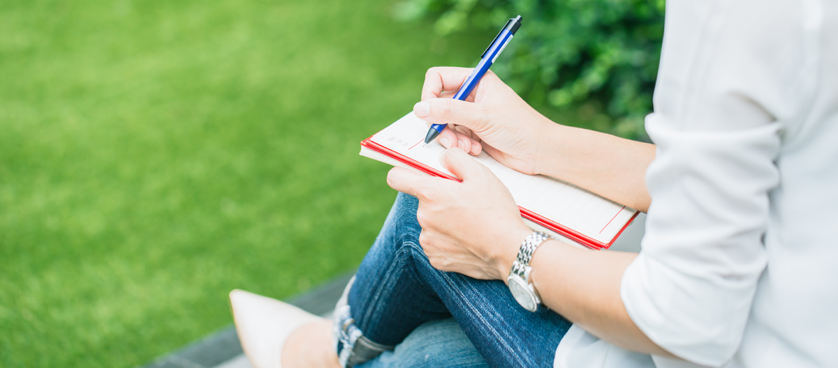 mom-journaling-outside